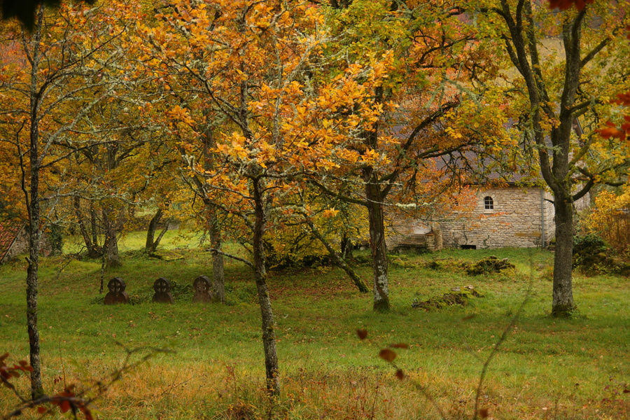 Ferme et vieilles tombes