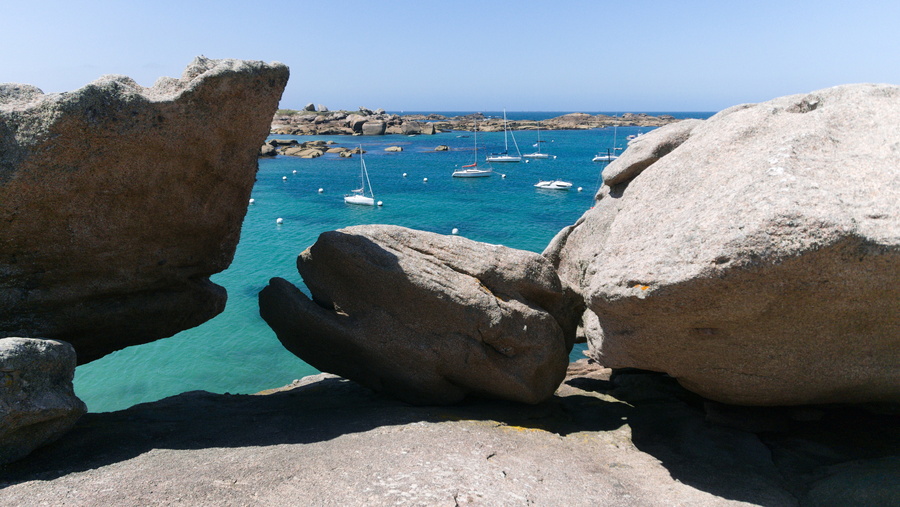 Plage et port de Trégastel