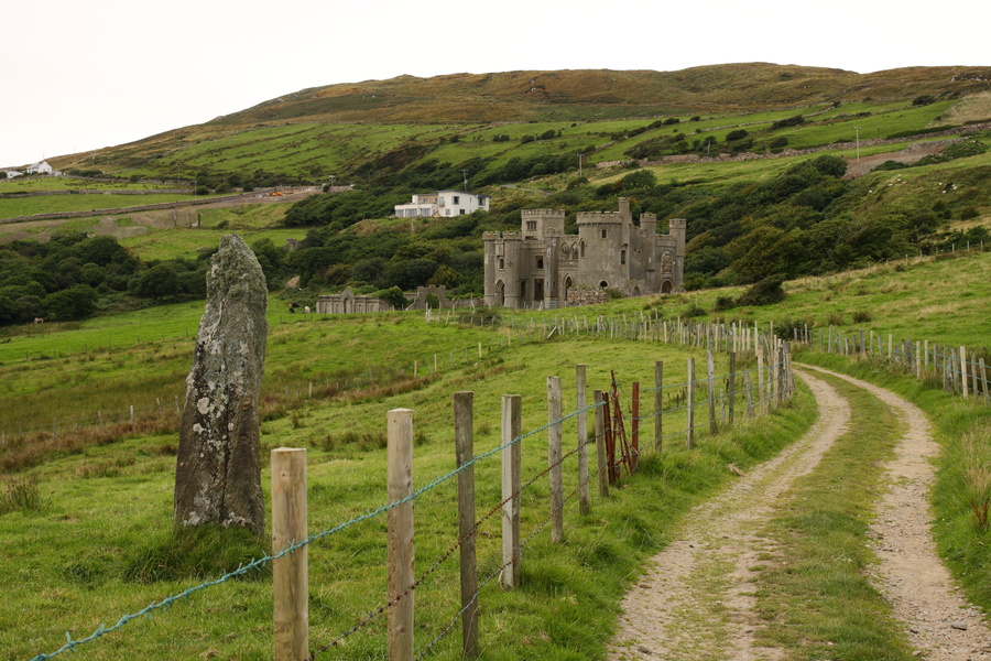 Un autre menhir et un chateau