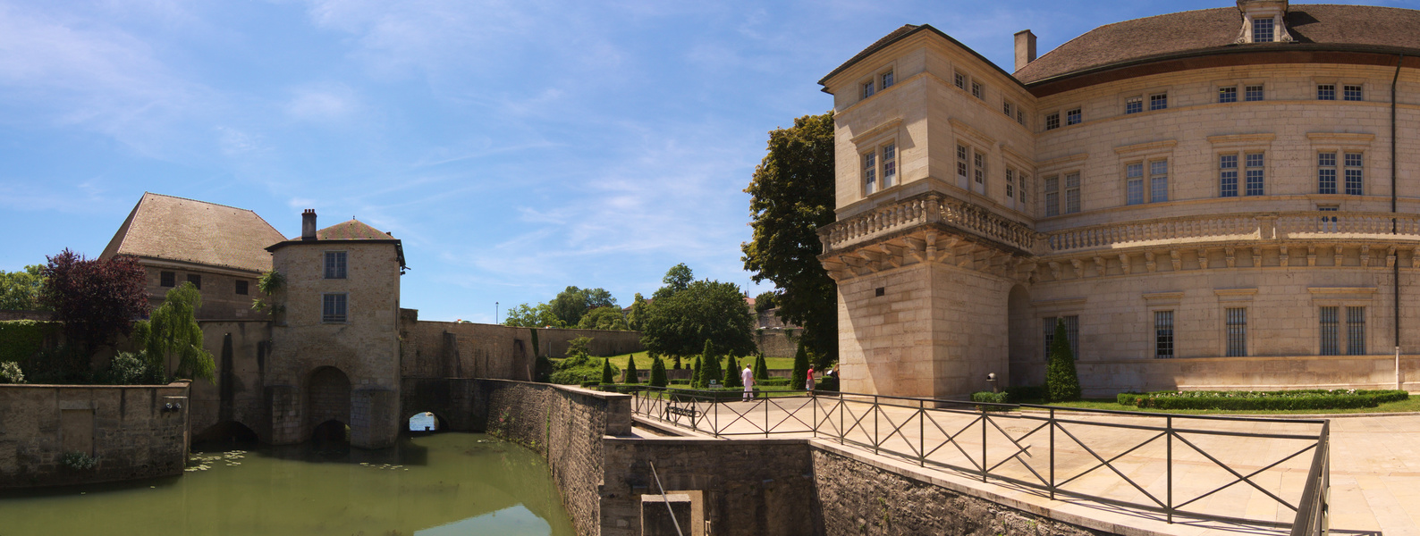 À coté de l'ancien hôtel-Dieu