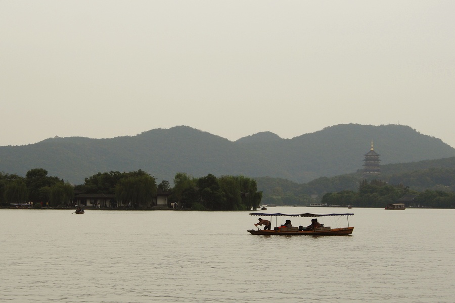 Lac et montagnes